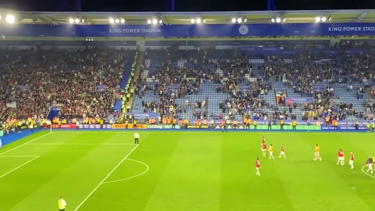 'Video thumbnail for Viva Ronaldo: Cr7 leads teammates to applaud fans after winning Leicester'