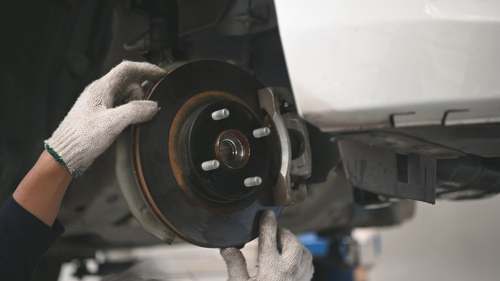 4 common causes of brake pedal vibration and ways to fix on car jerks when braking at low speed